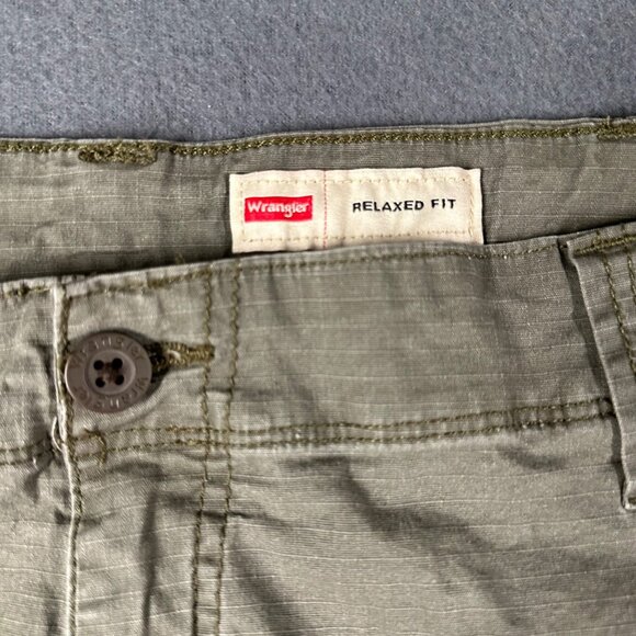 Wrangler Mens 38x10 Olive Green Relaxed Fit Cargo Shorts‎ Flat Front Pockets - Picture 2 of 6